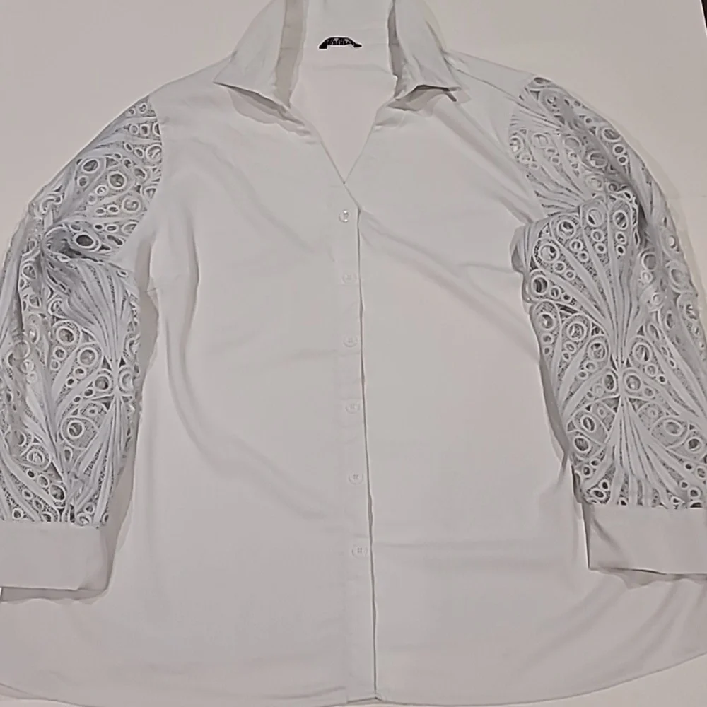 BloomChic Blouse with Eyelet Sleeves White 26 - Picture 4 of 11